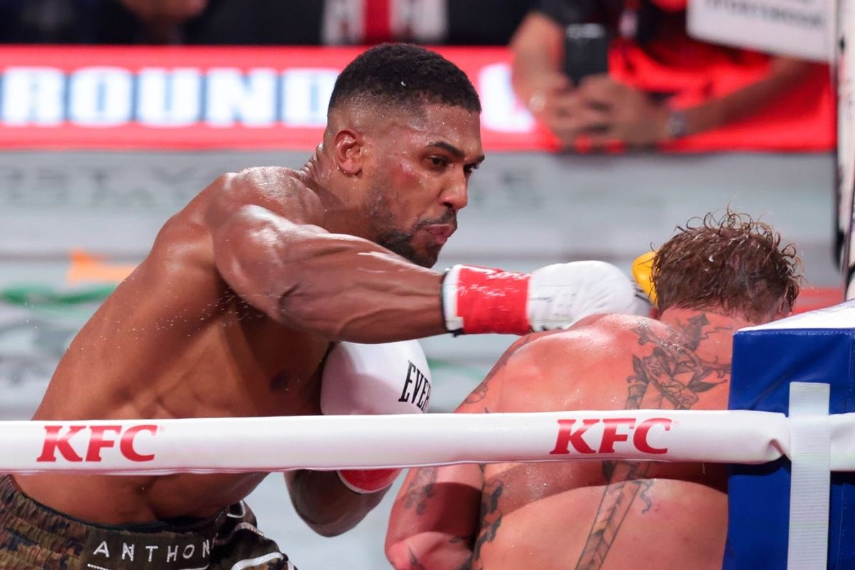 Dec 19, 2025; Miami, Florida, UNITED STATES; Anthony Joshua fights against Jake Paul during a heavyweight boxing bout at Kaseya Center. Mandatory Credit: Sam Navarro-Imagn Images