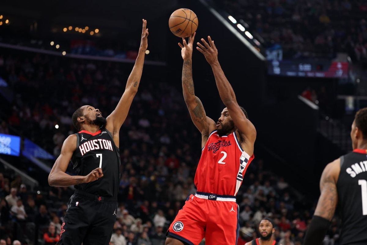Dec 23, 2025; Inglewood, California, USA;  Los Angeles Clippers forward Kawhi Leonard (2) shoots the ball over Houston Rockets forward Kevin Durant (7) during the first quarter at Intuit Dome. Mandatory Credit: Kiyoshi Mio-Imagn Images