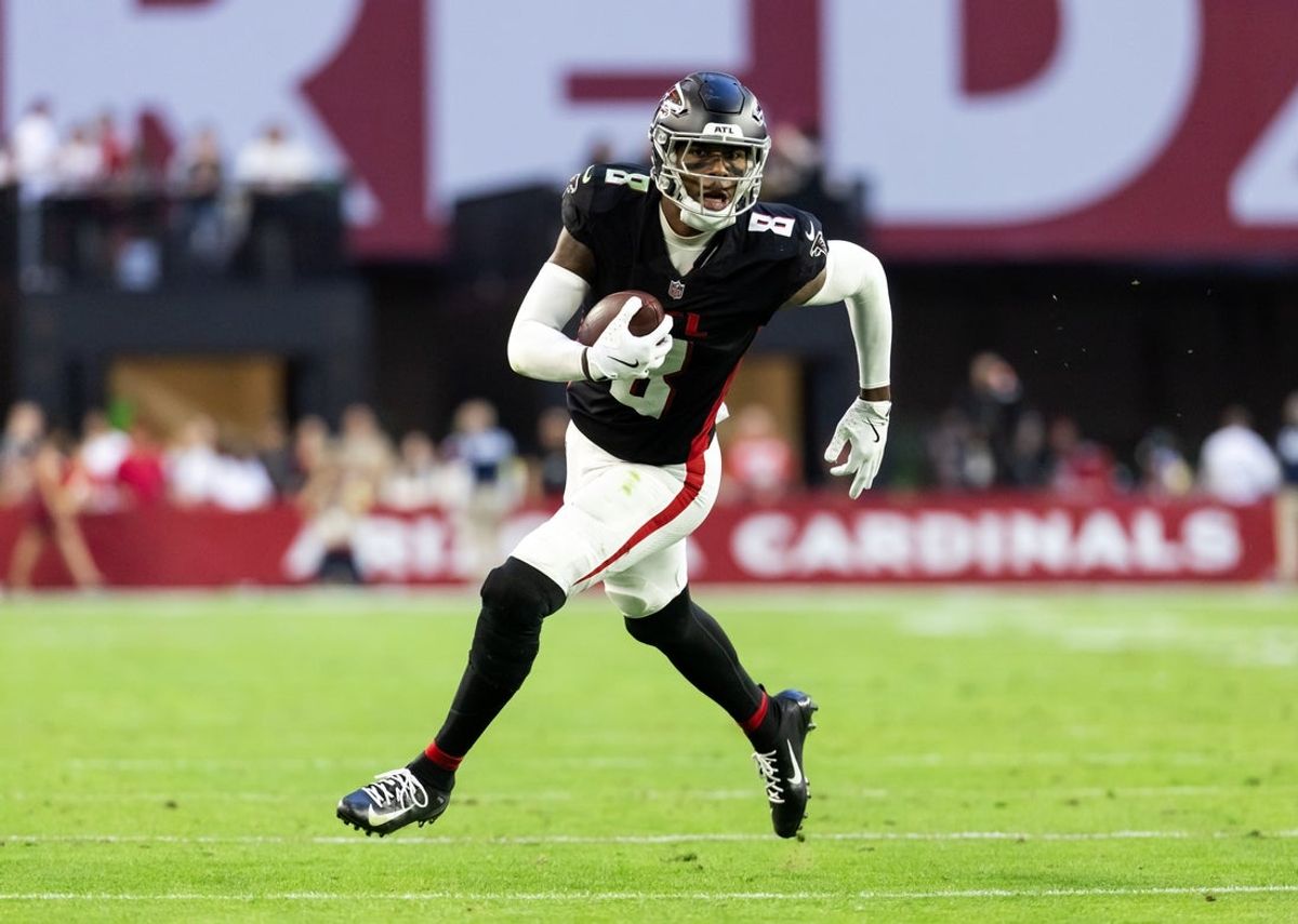 Dec 21, 2025; Glendale, Arizona, USA; Atlanta Falcons tight end Kyle Pitts Sr. (8) against the Arizona Cardinals at State Farm Stadium. Mandatory Credit: Mark J. Rebilas-Imagn Images