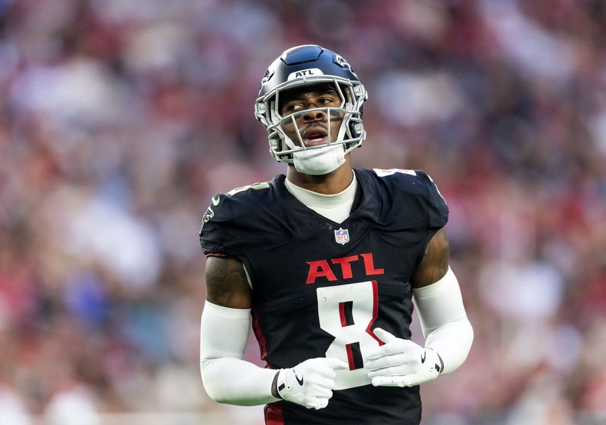 Dec 21, 2025; Glendale, Arizona, USA; Atlanta Falcons tight end Kyle Pitts Sr. (8) against the Arizona Cardinals at State Farm Stadium. Mandatory Credit: Mark J. Rebilas-Imagn Images