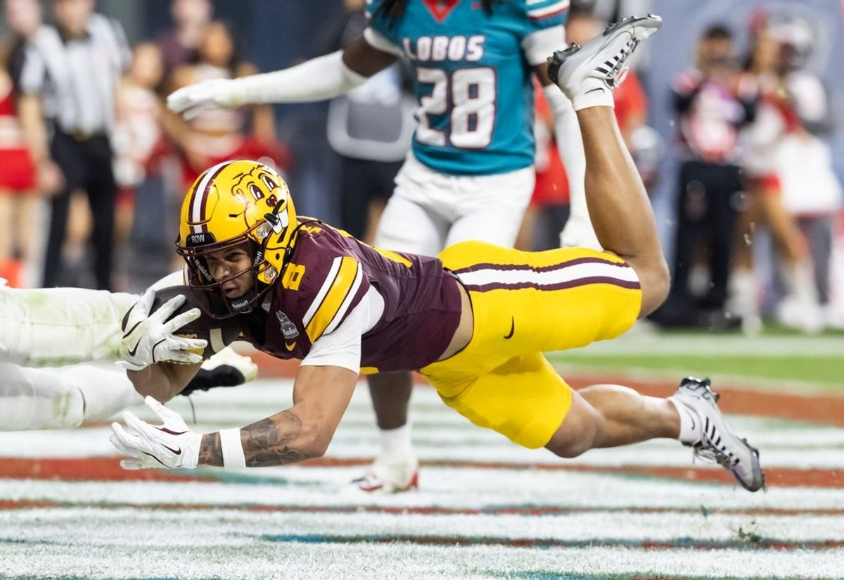 Dec 26, 2025; Phoenix, AZ, USA; Minnesota Gophers wide receiver Jalen Smith (8) catches the game winning touchdown pass against the New Mexico Lobos during overtime of the Rate Bowl at Chase Field. Mandatory Credit: Mark J. Rebilas-Imagn Images