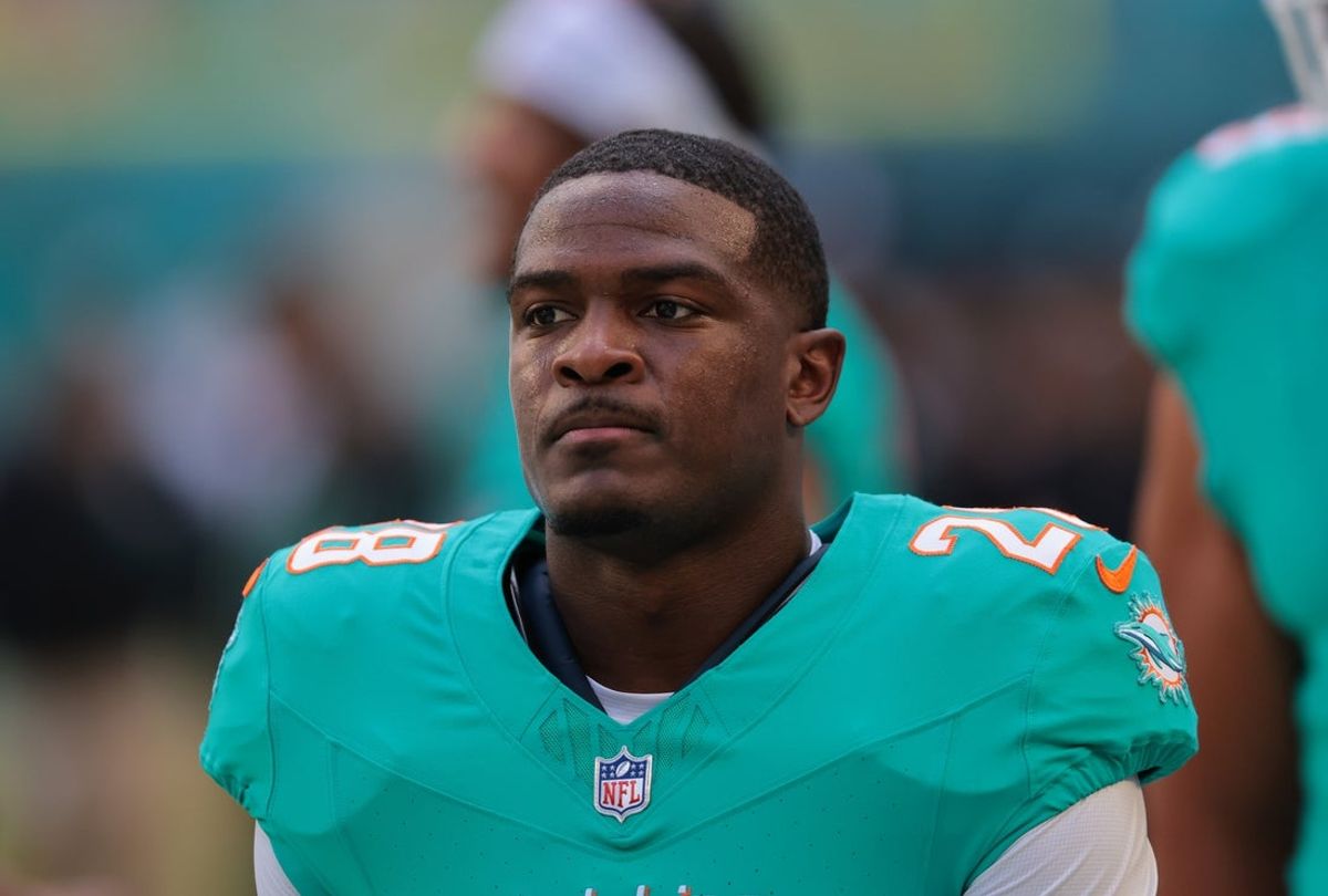 Dec 28, 2025; Miami Gardens, Florida, USA; Miami Dolphins running back De'Von Achane (28) warms up before a game against the Tampa Bay Buccaneers at Hard Rock Stadium. Mandatory Credit: Sam Navarro-Imagn Images
