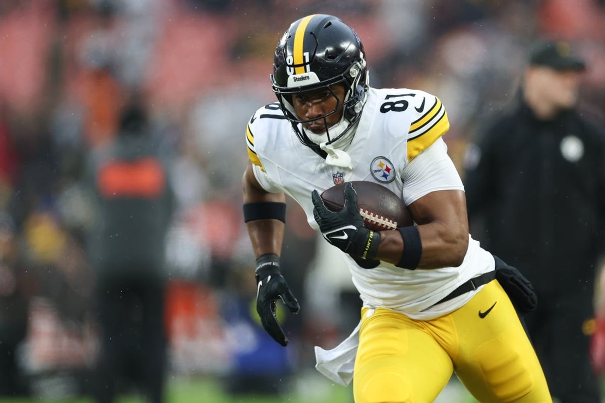 Dec 28, 2025; Cleveland, Ohio, USA; Pittsburgh Steelers tight end Jonnu Smith (81) warms up before the game against the Cleveland Browns at Huntington Bank Field. Mandatory Credit: Scott Galvin-Imagn Images