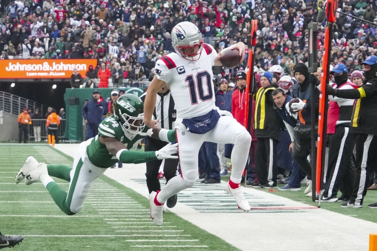 Dec 28, 2025; East Rutherford, New Jersey, USA; New England Patriots quarterback Drake Maye (10) runs on a keeper against New York Jets linebacker Jamien Sherwood (44) during the second quarter of the game at MetLife Stadium. Mandatory Credit: Robert Deutsch-Imagn Images