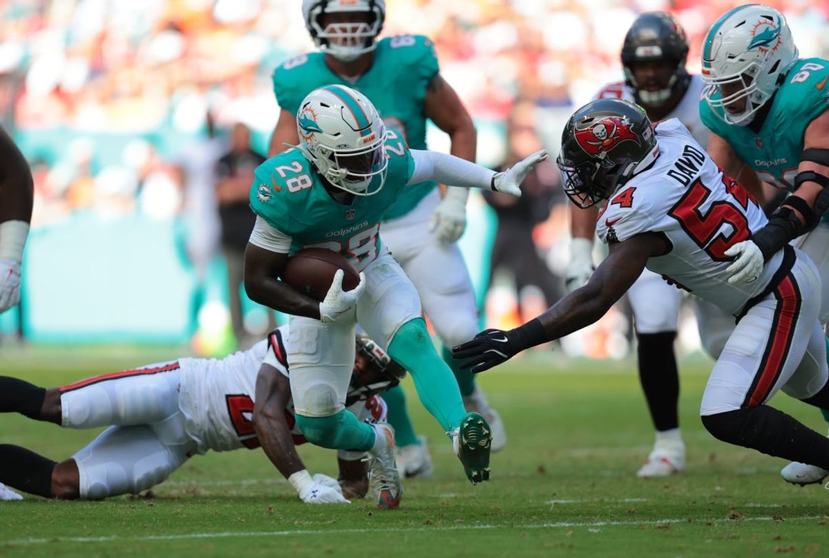 Dec 28, 2025; Miami Gardens, Florida, USA; Miami Dolphins running back De'Von Achane (28) runs for a gain during the second quarter against the Tampa Bay Buccaneers at Hard Rock Stadium. Mandatory Credit: Sam Navarro-Imagn Images