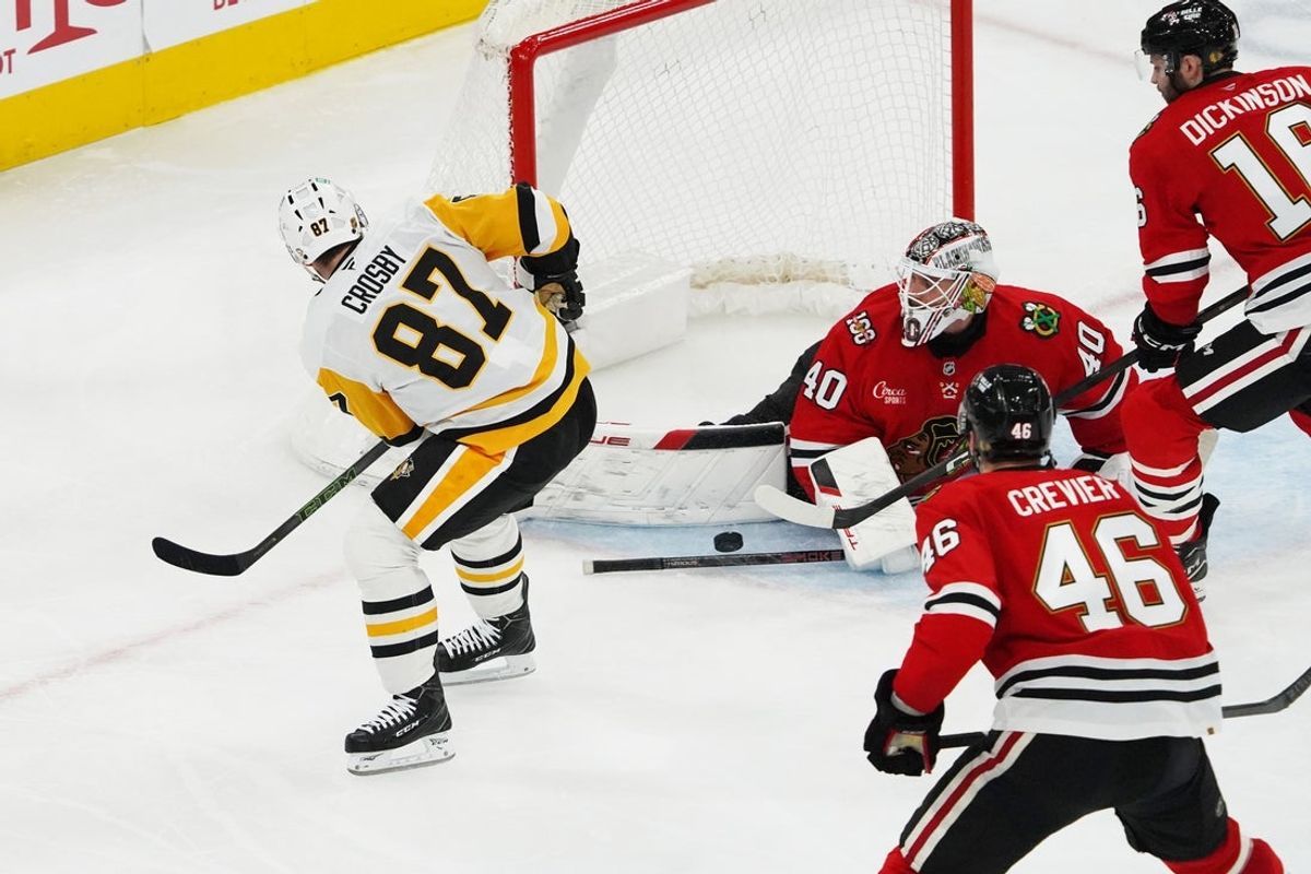 Dec 28, 2025; Chicago, Illinois, USA; Pittsburgh Penguins center Sidney Crosby (87) skates in on Chicago Blackhawks goaltender Arvid Soderblom (40) during the second period at United Center. Mandatory Credit: David Banks-Imagn Images