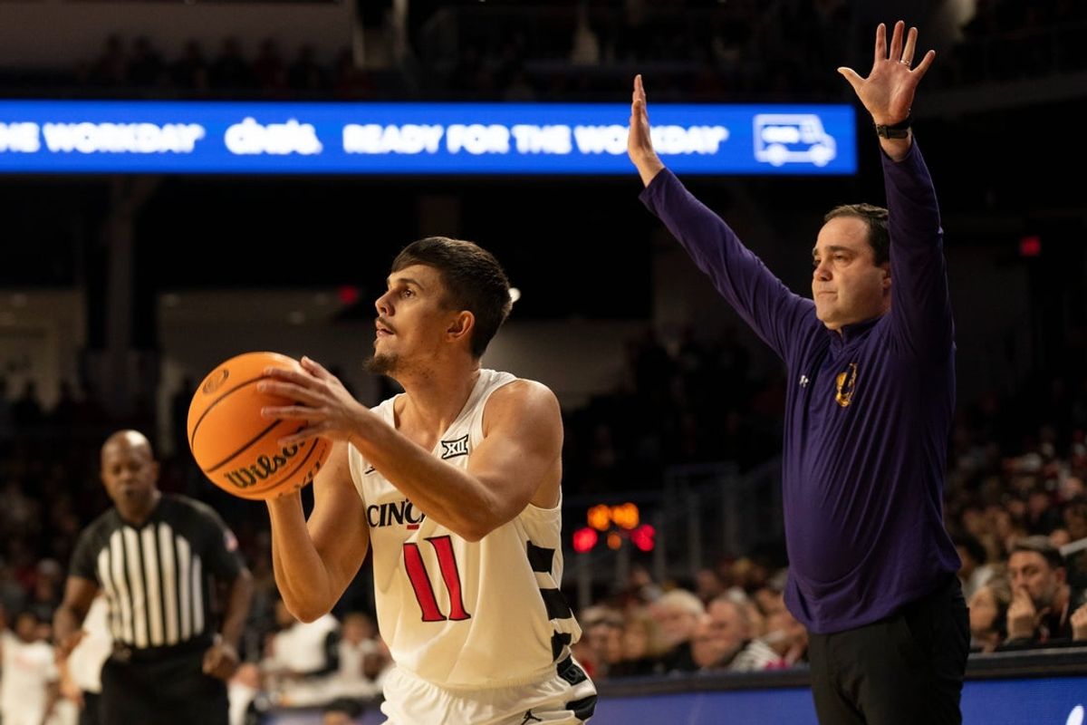 O armador do Cincinnati Bearcats, Kerr Kriisa (11), acerta uma cesta de 3 pontos na primeira metade do jogo de basquete da NCAA contra o Lipscomb Bisons na Fifth Third Arena em Cincinnati em 29 de dezembro de 2025.