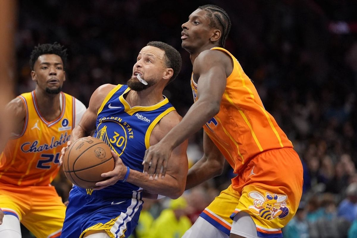Dec 31, 2025; Charlotte, North Carolina, USA; Golden State Warriors guard Stephen Curry (30) goes to the basket defended by Charlotte Hornets forward Moussa Diabate (14) during the second half at Spectrum Center. Mandatory Credit: Jim Dedmon-Imagn Images