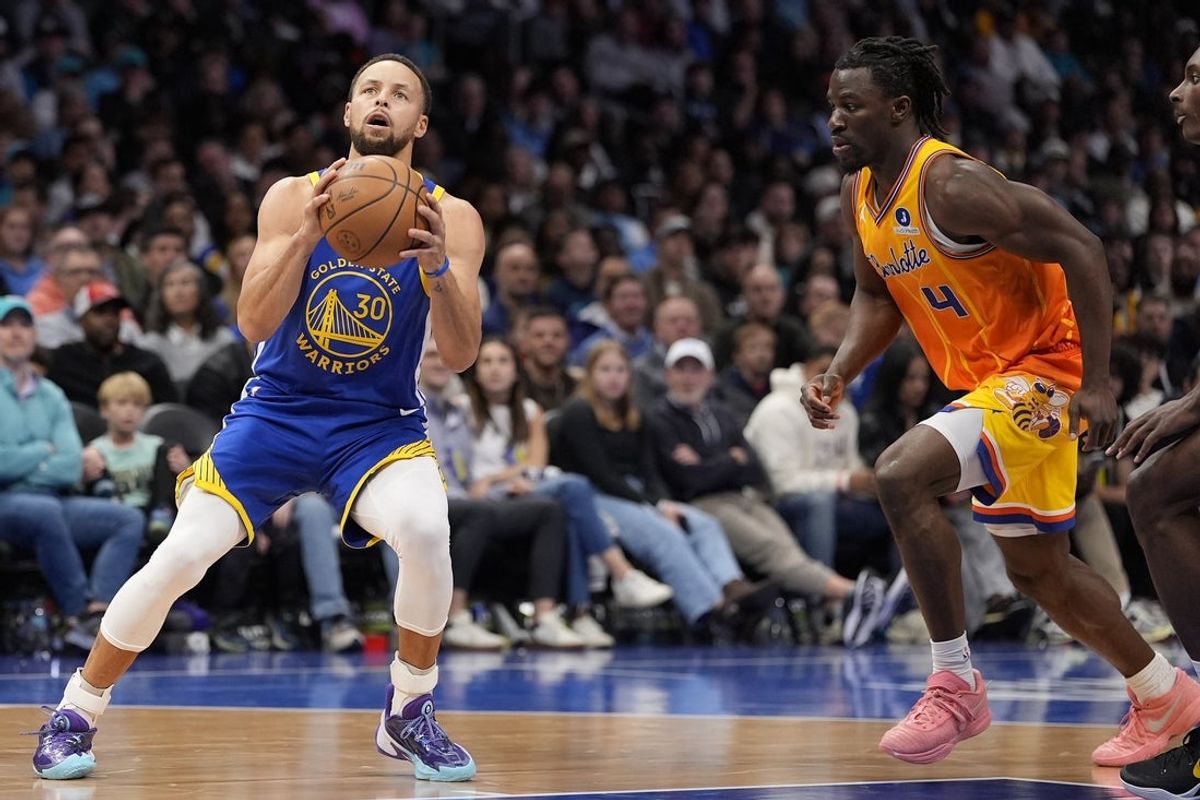 Dec 31, 2025; Charlotte, North Carolina, USA; Golden State Warriors guard Stephen Curry (30) shoots a three point basket against the Charlotte Hornets during the second half at Spectrum Center. Mandatory Credit: Jim Dedmon-Imagn Images