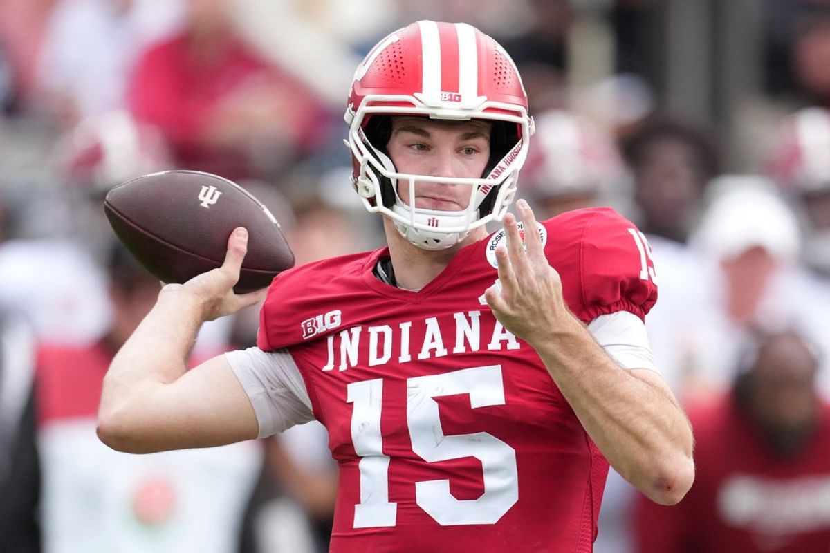 Jan 1, 2026; Pasadena, CA, USA; Indiana Hoosiers quarterback Fernando Mendoza (15) passes against the Alabama Crimson Tide in the first half of the 2026 Rose Bowl and quarterfinal game of the College Football Playoff at Rose Bowl Stadium. Mandatory Credit: Kirby Lee-Imagn Images