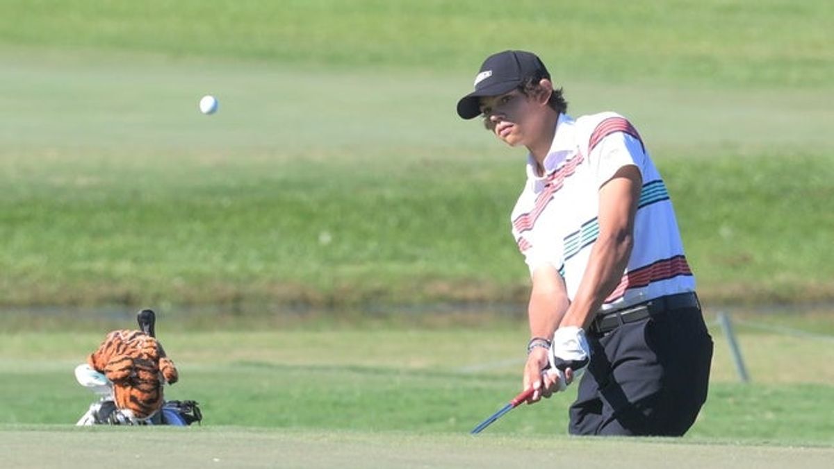 Benjamin golfer Charlie Woods chips the ball into the green during play at the Junior Orange Bowl on Jan. 3, 2026.