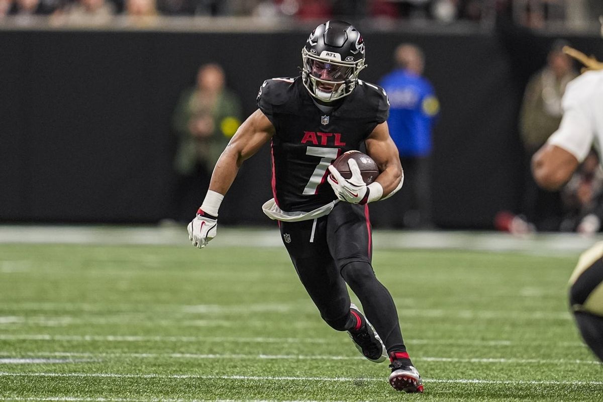 Jan 4, 2026; Atlanta, Georgia, USA; Atlanta Falcons running back Bijan Robinson (7) runs against the New Orleans Saints during the first quarter at Mercedes-Benz Stadium. Mandatory Credit: Dale Zanine-Imagn Images