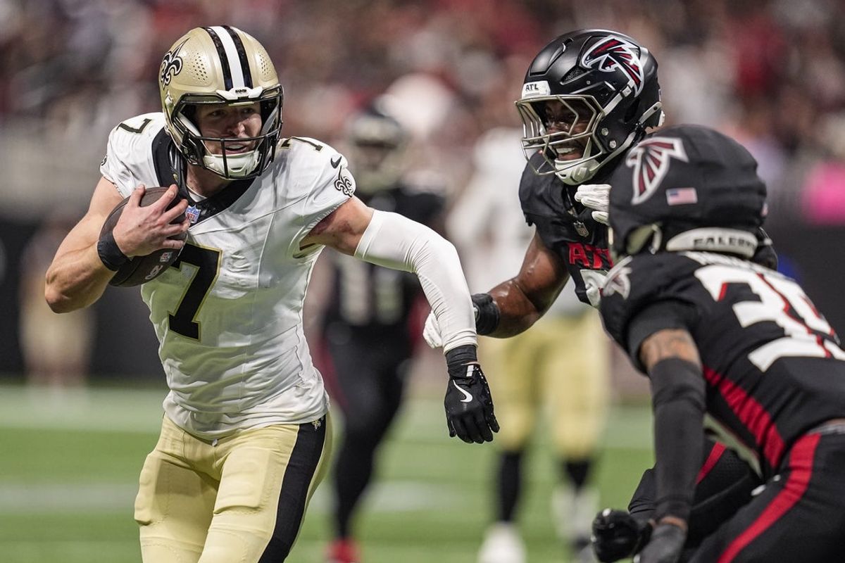 Jan 4, 2026; Atlanta, Georgia, USA; New Orleans Saints quarterback Taysom Hill (7) runs against Atlanta Falcons linebacker Divine Deablo (0) and cornerback C.J. Henderson (39) during the second half at Mercedes-Benz Stadium. Mandatory Credit: Dale Zanine-Imagn Images