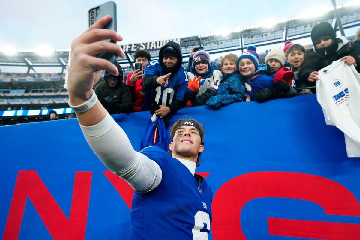 New York Giants quarterback Jaxson Dart (6) takes a self with fans, after Big Blue beat the Dallas Cowboys, 34-17, Sunday, January 4, 2026, in East Rutherford.
