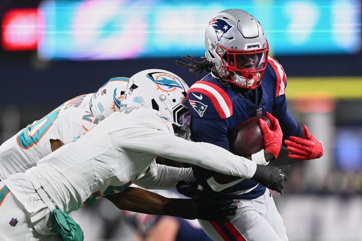 Jan 4, 2026; Foxborough, Massachusetts, USA; New England Patriots tight end Thomas Odukoya (88) runs after the catch against Miami Dolphins linebacker Jordyn Brooks (20) and safety Ifeatu Melifonwu (9) during the second quarter at Gillette Stadium. Mandatory Credit: Brian Fluharty-Imagn Images