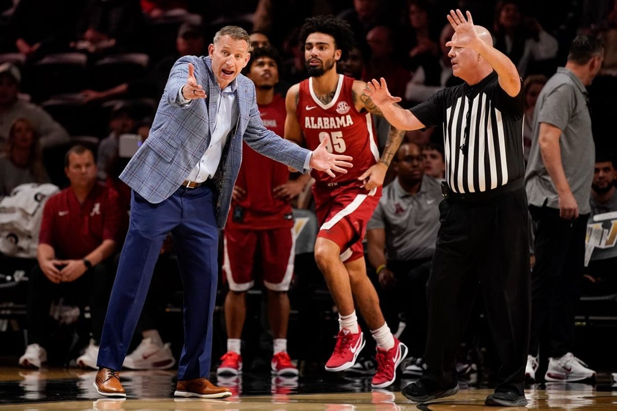Alabama coach Nate Oats works with his team during the first half against Alabama at Memorial Gymnasium in Nashville, Tenn., Wednesday, Jan. 7, 2026.