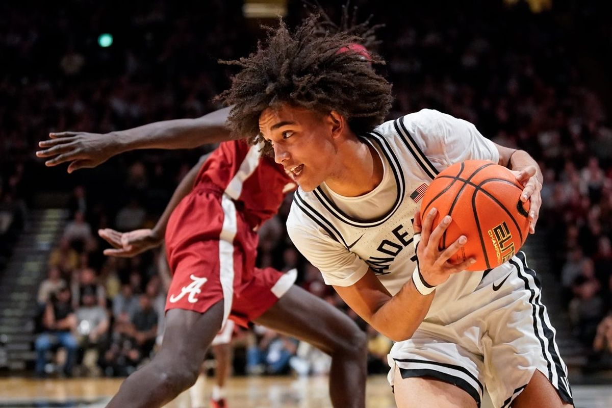 Vanderbilt guard Tyler Tanner (3) fights for the ball on the baseline during the first half against Alabama at Memorial Gymnasium in Nashville, Tenn., Wednesday, Jan. 7, 2026.