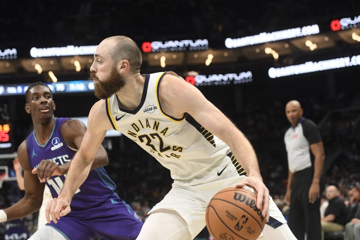 Jan 8, 2026; Charlotte, North Carolina, USA;  Indiana Pacers center Jay Huff (32) drives in past Charlotte Hornets forward center Moussa Diabate (14) during the second half at the Spectrum Center. Mandatory Credit: Sam Sharpe-Imagn Images