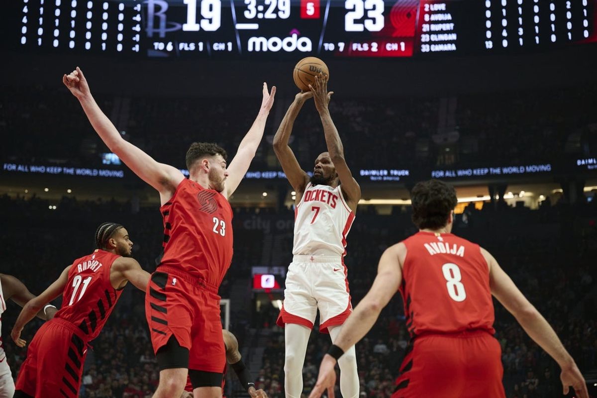 Jan 9, 2026; Portland, Oregon, USA; Houston Rockets forward Kevin Durant (7) shoot a jump shot during the first half against Portland Trail Blazers center Donovan Clingan (23) at Moda Center. Mandatory Credit: Troy Wayrynen-Imagn Images