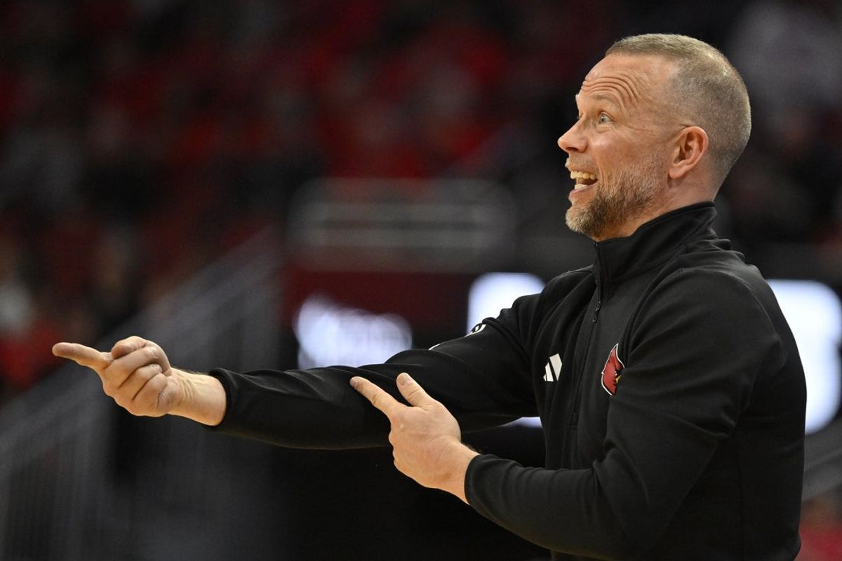 Jan 10, 2026; Louisville, Kentucky, USA; Louisville Cardinals head coach Pat Kelsey calls out instructions during the first half against the Boston College Eagles at KFC Yum! Center. Mandatory Credit: Jamie Rhodes-Imagn Images