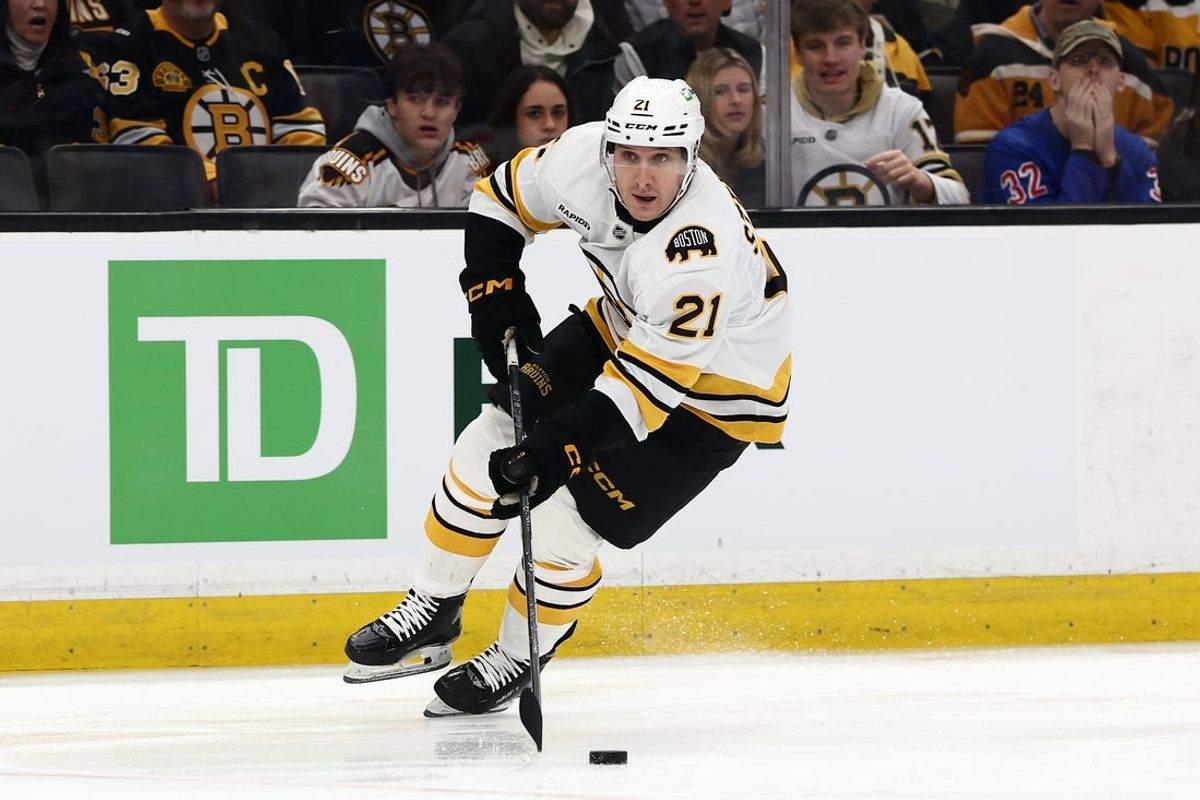 Jan 10, 2026; Boston, Massachusetts, USA; Boston Bruins center Alex Steeves (21) skates with the puck during the first period against the New York Rangers at TD Garden. Mandatory Credit: Winslow Townson-Imagn Images