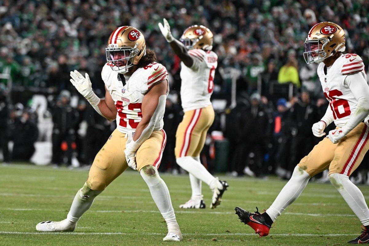 Jan 11, 2026; Philadelphia, PA, USA; San Francisco 49ers linebacker Eric Kendricks (43) celebrates after a play against the Philadelphia Eagles during the fourth quarter in an NFC Wild Card Round game at Lincoln Financial Field. Mandatory Credit: Eric Hartline-Imagn Images
