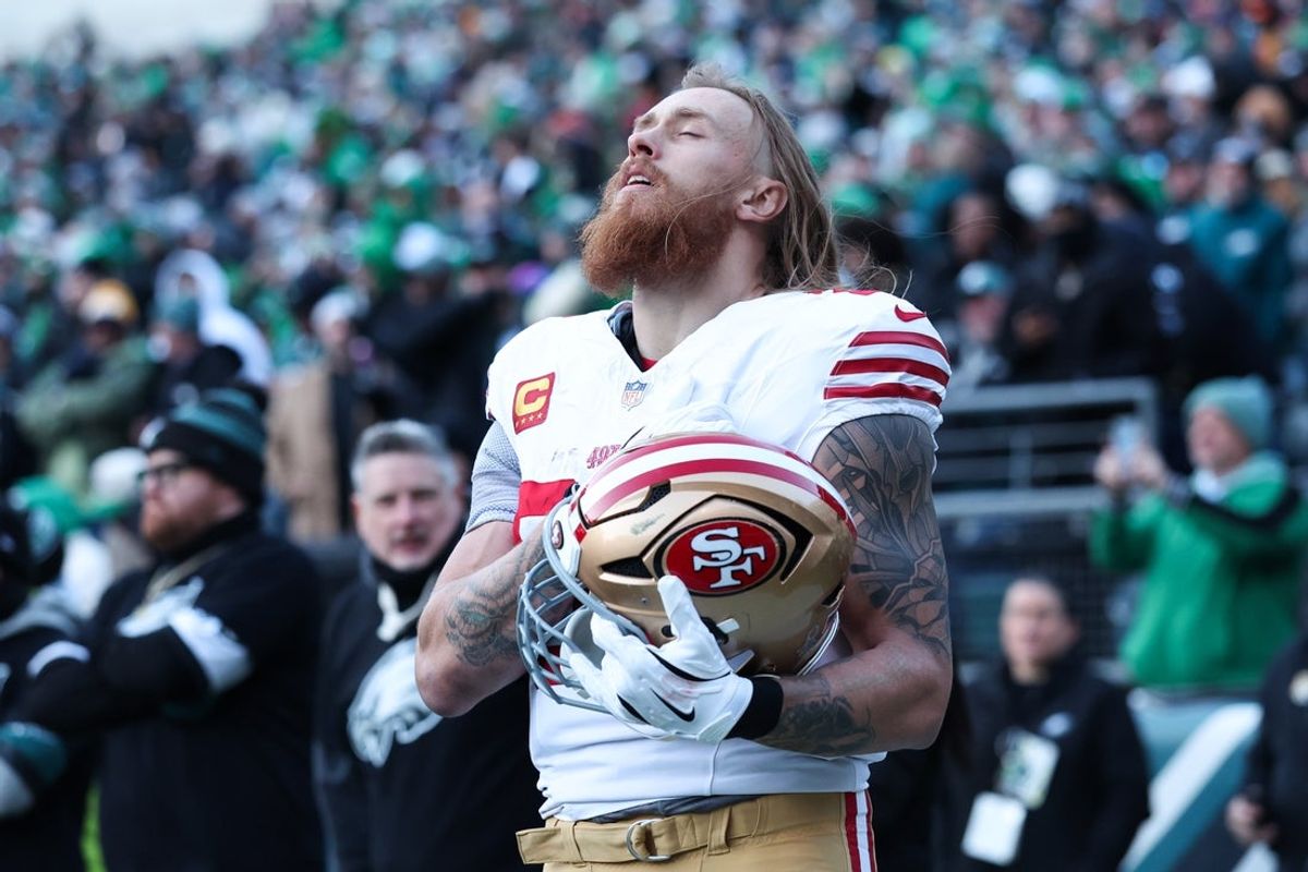 11 de janeiro de 2026; Filadélfia, PA, EUA; O tight end do San Francisco 49ers, George Kittle, antes da ação contra o Philadelphia Eagles em um jogo NFC Wild Card Round no Lincoln Financial Field. Crédito obrigatório: Bill Streicher-Imagn Images