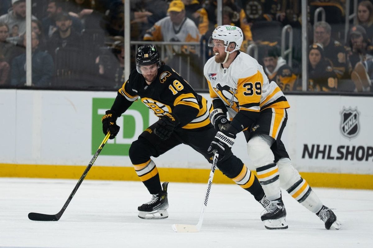 Jan 11, 2026; Boston, Massachusetts, USA; Pittsburgh Penguins right-winger Anthony Mantha (39) skates with the puck during the third period of the game against the Boston Bruins at TD Garden. Mandatory Credit: Natalie Reid-Imagn Images