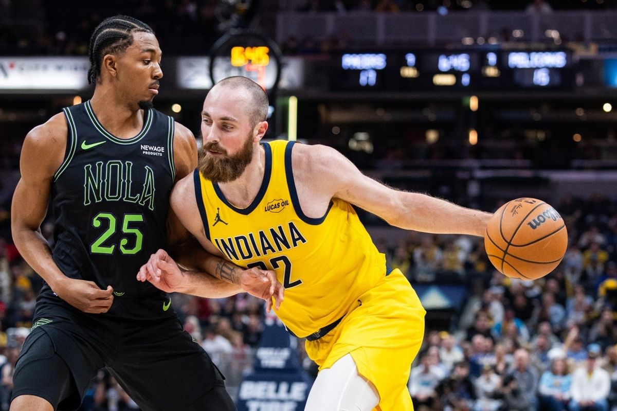 Jan 16, 2026; Indianapolis, Indiana, USA;  Indiana Pacers center Jay Huff (32) dribbles the ball while New Orleans Pelicans forward Trey Murphy III (25) defends in the first half at Gainbridge Fieldhouse. Mandatory Credit: Trevor Ruszkowski-Imagn Images