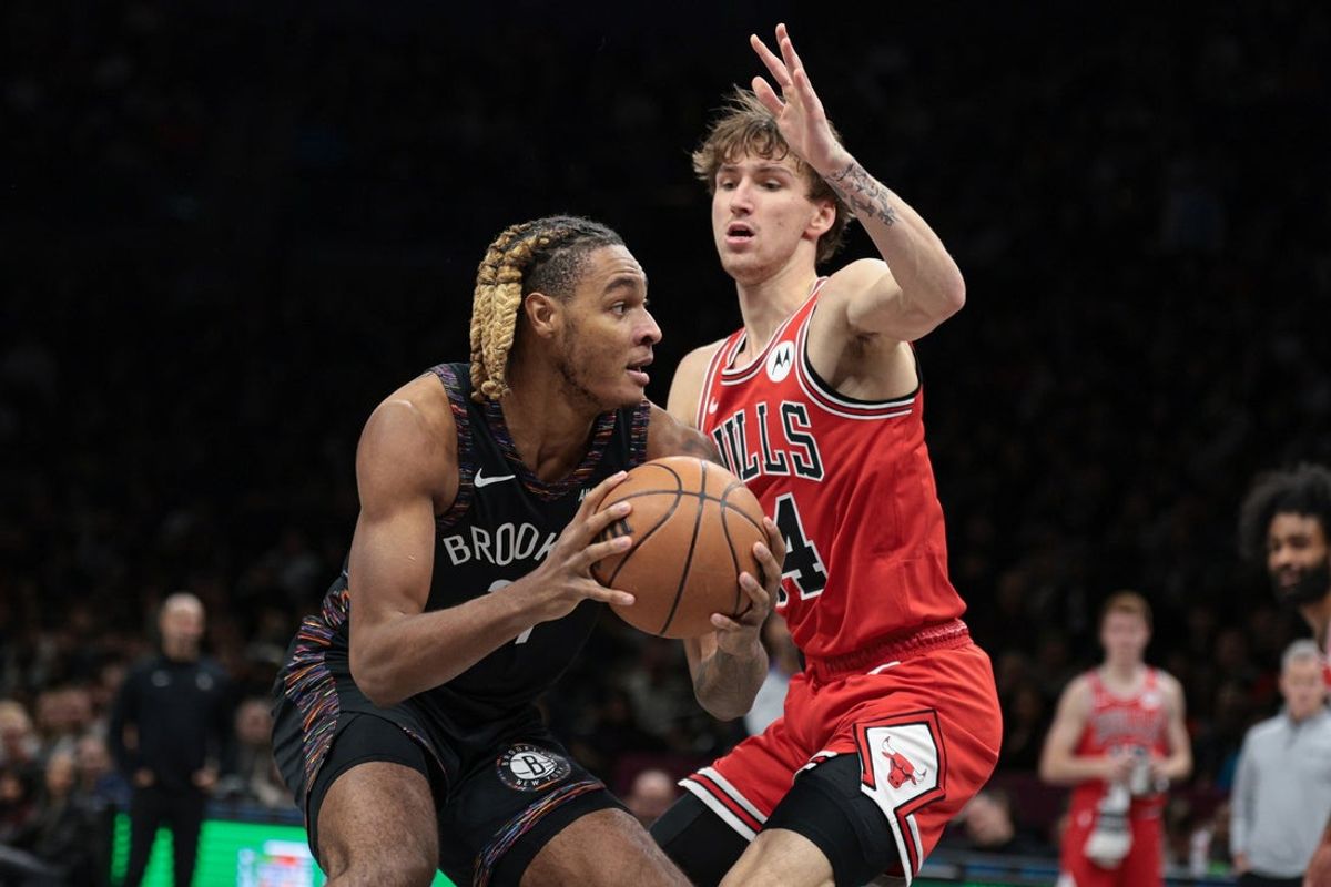 Jan 16, 2026; Brooklyn, New York, USA; Brooklyn Nets forward Noah Clowney (21) goes to the basket as Chicago Bulls forward Matas Buzelis (14) defends during the first half at Barclays Center. Mandatory Credit: Vincent Carchietta-Imagn Images