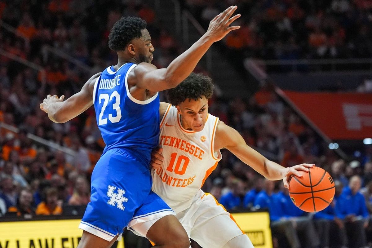 Tennessee forward Nate Ament (10) struggles against Kentucky forward Mouhamed Dioubate (23) during a NCAA basketball game between the Tennessee Volunteers and Kentucky Wildcats at Thompson-Boling Arena at Food City Center in Knoxville, Tenn., on Jan. 17, 2026.
