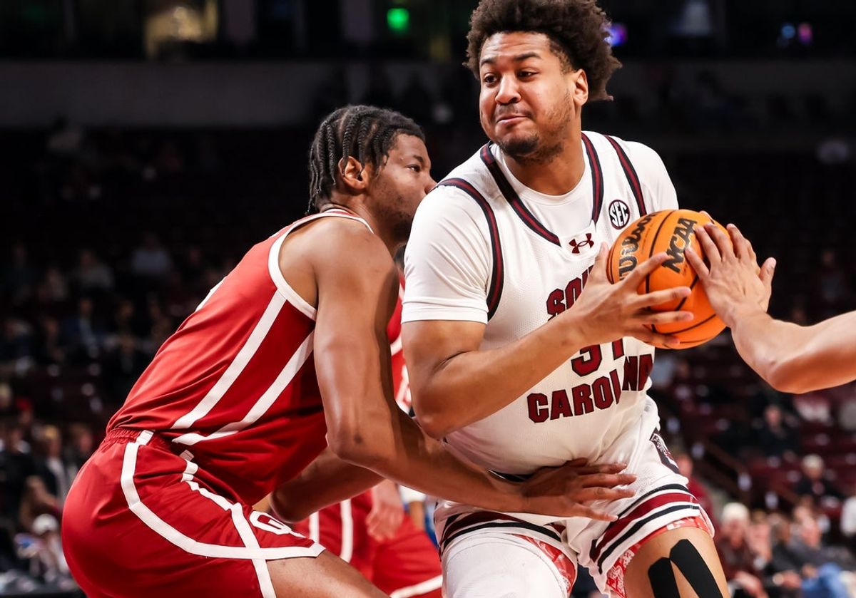 Jan 20, 2026; Columbia, South Carolina, USA; South Carolina Gamecocks forward Elijah Strong (31) drives around Oklahoma Sooners forward Mohamed Wague (5) in the first half at Colonial Life Arena. Mandatory Credit: Jeff Blake-Imagn Images