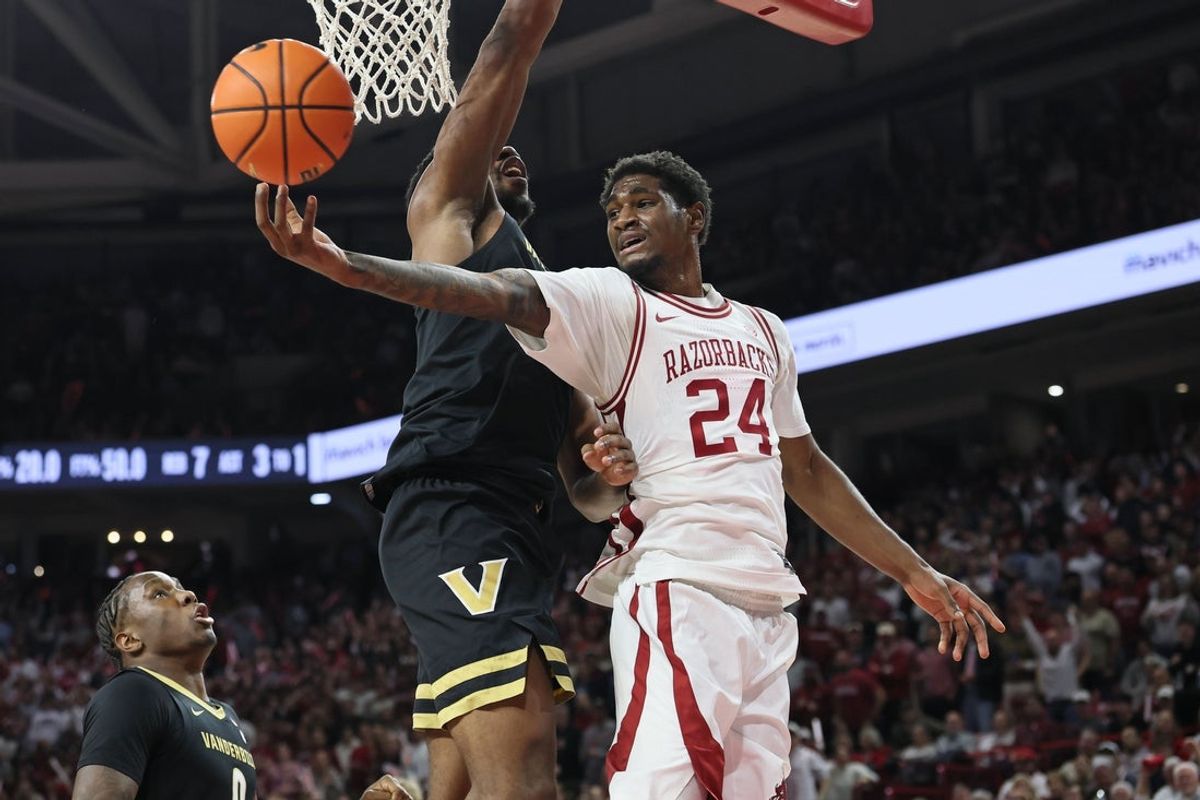 Jan 20, 2026; Fayetteville, Arkansas, USA; Arkansas Razorbacks wing Billy Richmond III (24) passes during the first half against the Vanderbilt Commodores at Bud Walton Arena. Mandatory Credit: Nelson Chenault-Imagn Images