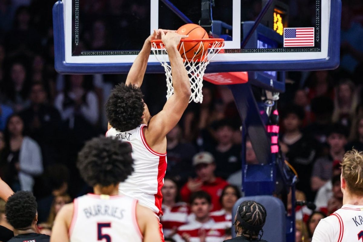 Jan 21, 2026; Tucson, Arizona, USA; Arizona Wildcats forward Koa Peat (10) dunks the ball during the first half of the game against the Cincinnati Bearcats at McKale Memorial Center. Mandatory Credit: Aryanna Frank-Imagn Images