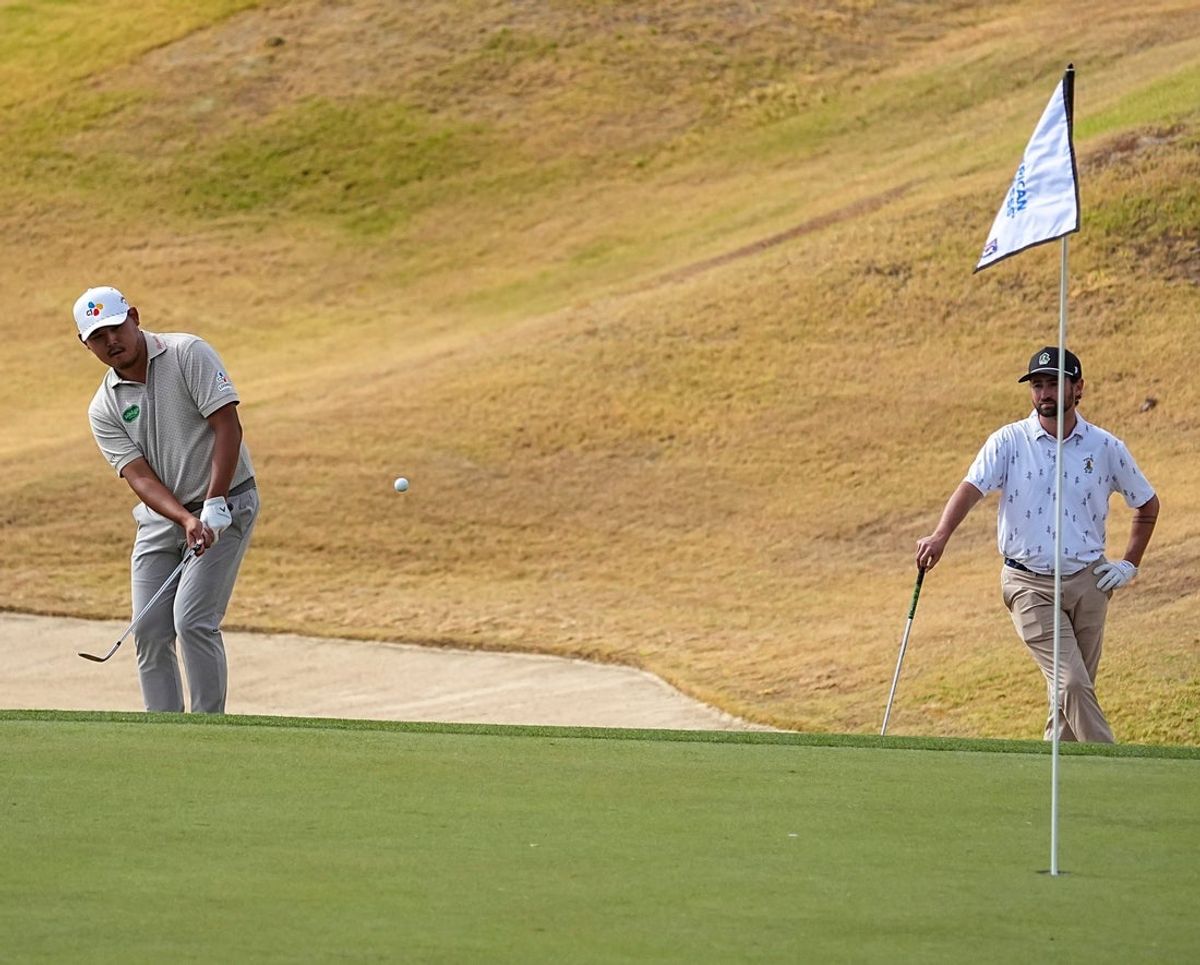 Si Woo Kim makes holes for a birdie from the fringe off the first green on the Nicklaus Tournament Course during the first round of The American Express in La Quinta, Calif., Thursday, Jan. 22, 2026.
