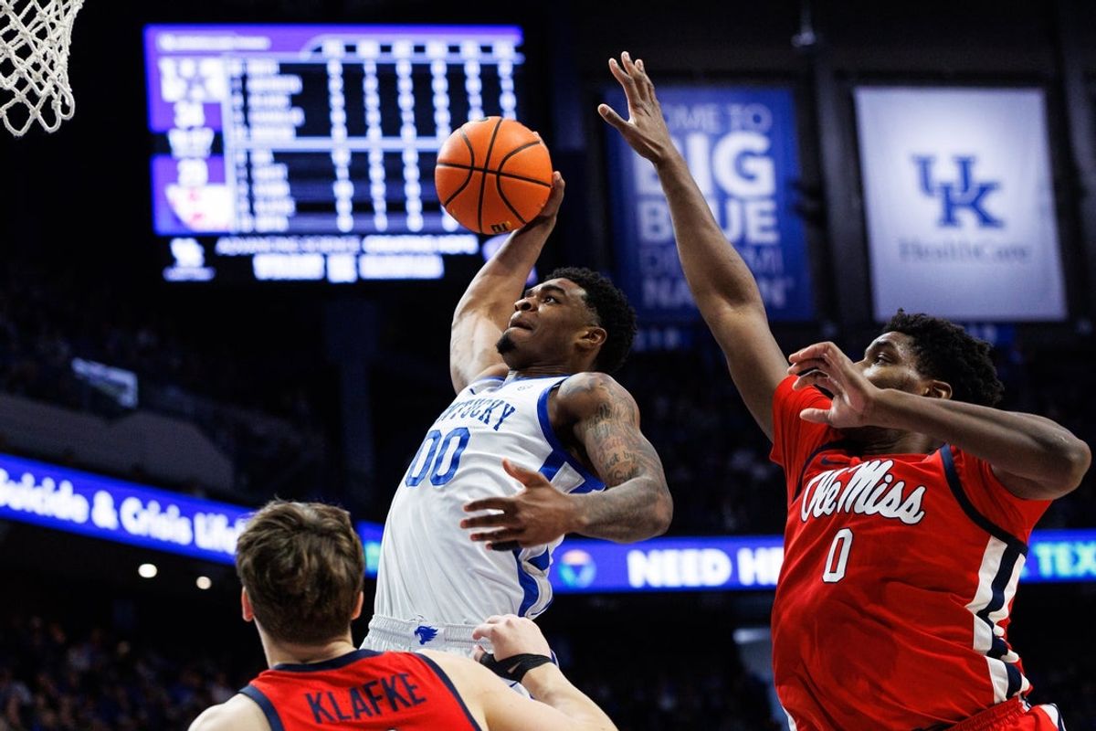 Jan 24, 2026; Lexington, Kentucky, USA; Kentucky Wildcats guard Otega Oweh (00) dunks the ball during the second half against the Mississippi Rebels at Rupp Arena at Central Bank Center. Mandatory Credit: Jordan Prather-Imagn Images