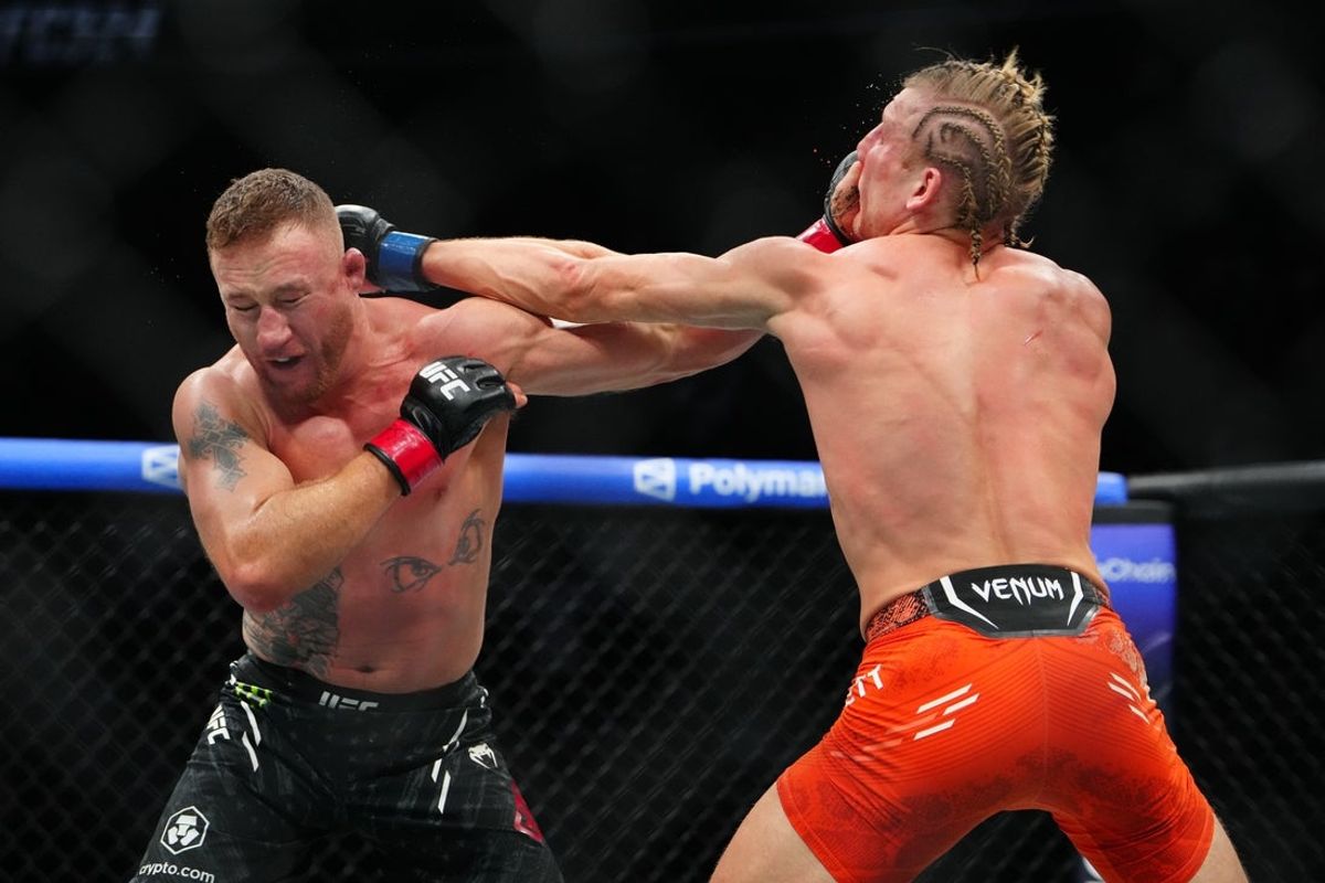 Jan 24, 2026; Las Vegas, Nevada, USA; Justin Gaethje (red gloves) fights Paddy Pimblett (blue gloves) during UFC 324 at T-Mobile Arena. Mandatory Credit: Stephen R. Sylvanie-Imagn Images
