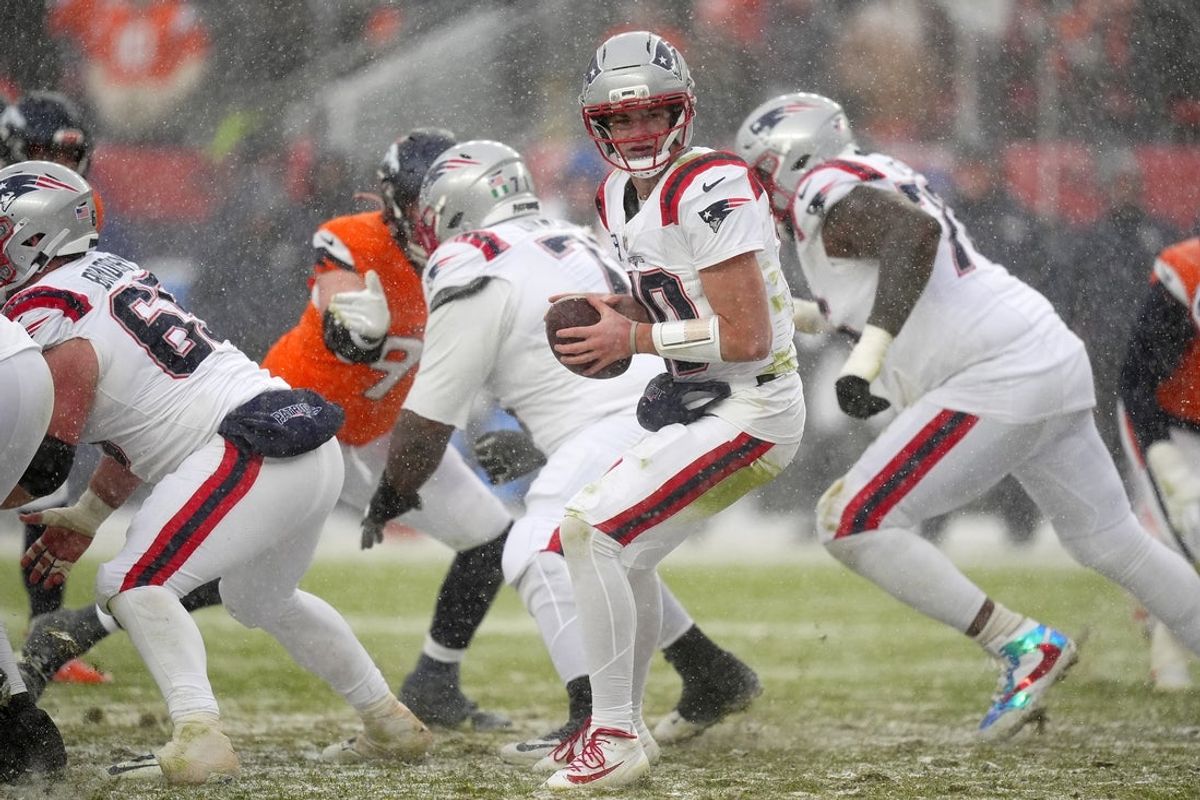 Jan 25, 2026; Denver, CO, USA; New England Patriots quarterback Drake Maye (10) drops back to pass against the Denver Broncos during the second half in the 2026 AFC Championship Game at Empower Field at Mile High. Mandatory Credit: Ron Chenoy-Imagn Images