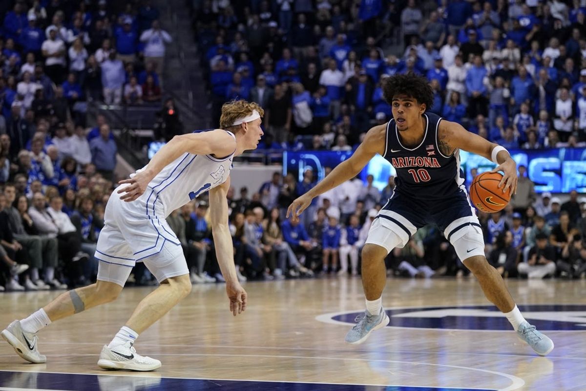 Jan 26, 2026; Provo, Utah, USA; BYU Cougars guard Richie Saunders (15) defends Arizona Wildcats forward Koa Peat (10) during the second half at Marriott Center. Mandatory Credit: Aaron Baker-Imagn Images