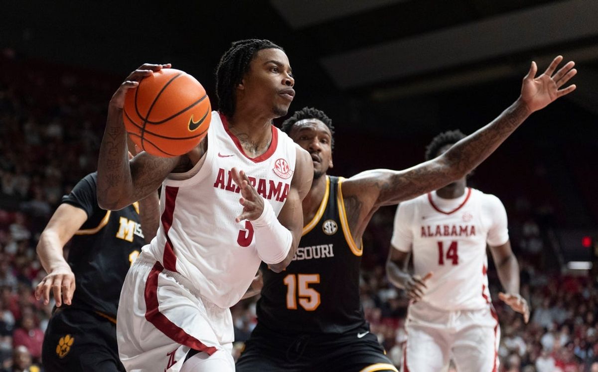 Jan 27, 2026; Tuscaloosa, AL, USA; Alabama guard Latrell Wrightsell Jr. (3) makes a run along the baseline and is defended by Missouri center Shawn Phillips Jr. (15) at Coleman Coliseum. Mandatory Credit: Gary Cosby Jr.-Tuscaloosa News