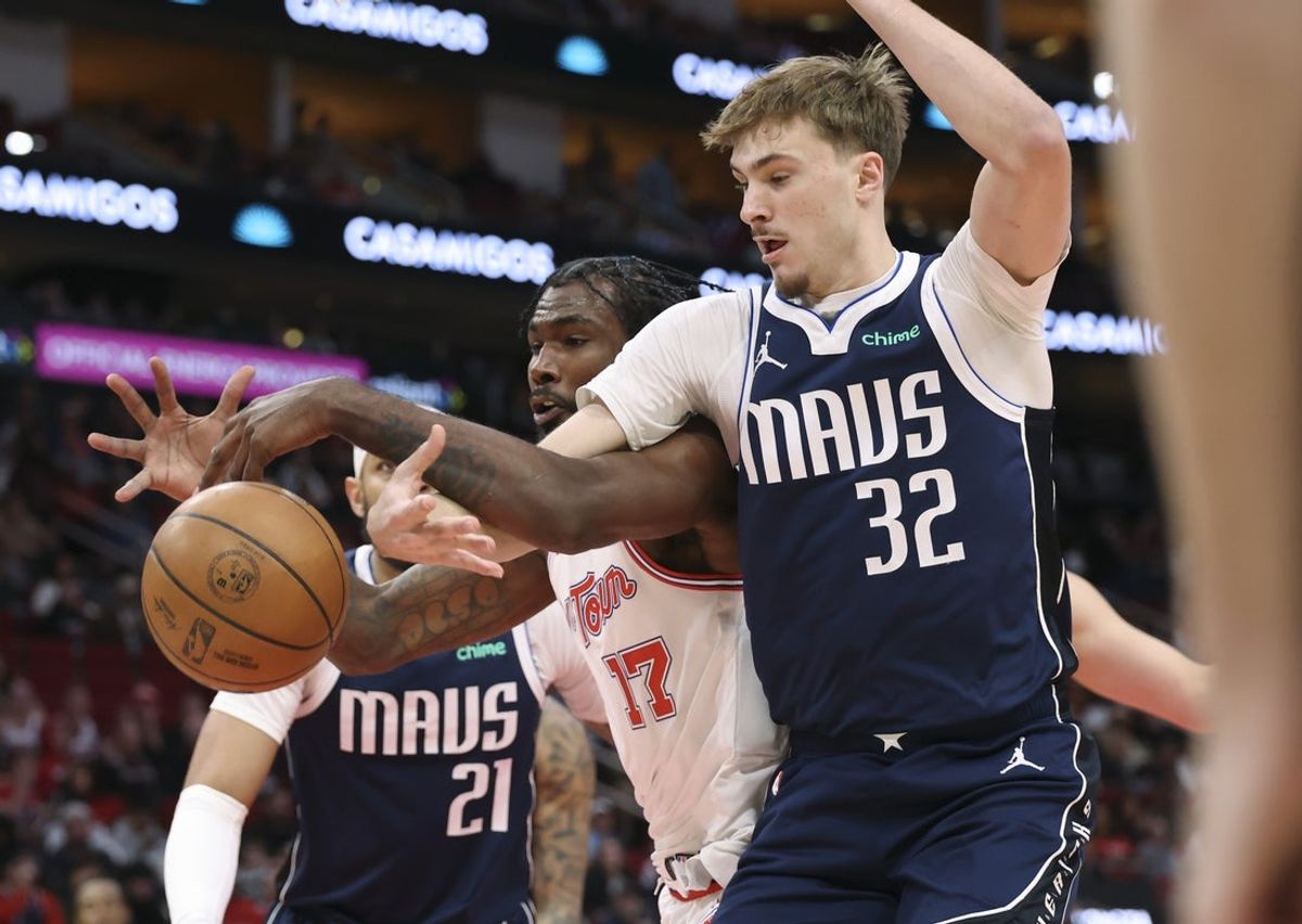 Jan 31, 2026; Houston, Texas, USA; Dallas Mavericks forward Cooper Flagg (32) and Houston Rockets forward Tari Eason (17) battle for a ball during the first quarter at Toyota Center. Mandatory Credit: Troy Taormina-Imagn Images