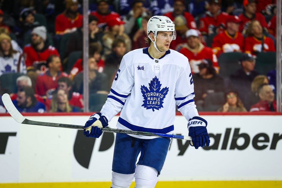 2 de fevereiro de 2026; Calgary, Alberta, CAN; O defensor do Toronto Maple Leafs, Brandon Carlo (25), contra o Calgary Flames durante o segundo período no Scotiabank Saddledome. Crédito obrigatório: Sergei Belski-Imagn Images
