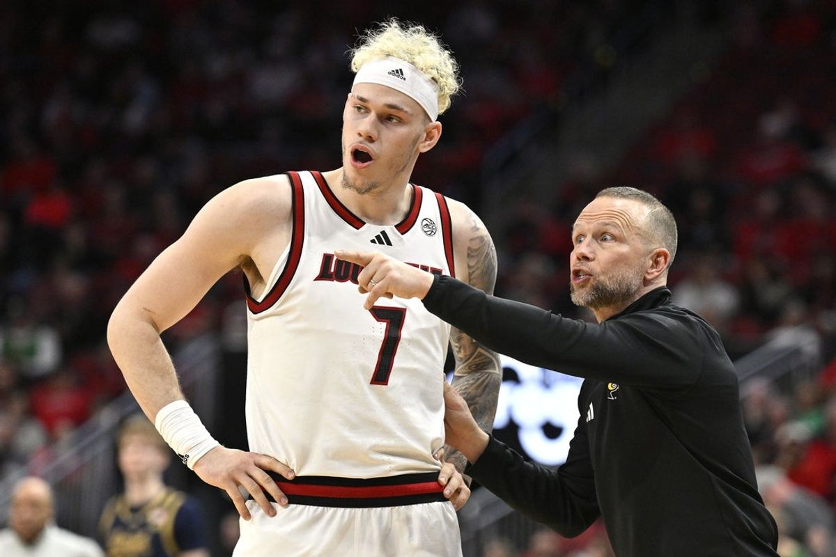 Feb 4, 2026; Louisville, Kentucky, USA;  Louisville Cardinals head coach Pat Kelsey talks with forward Kasean Pryor (7) during the second half against the Notre Dame Fighting Irish at KFC Yum! Center. Louisville defeated Notre Dame 76-65. Mandatory Credit: Jamie Rhodes-Imagn Images