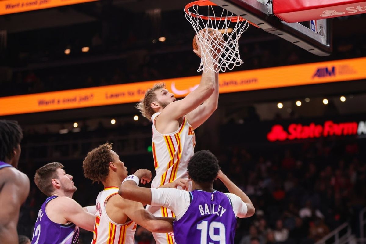 Feb 5, 2026; Atlanta, Georgia, USA; Atlanta Hawks center Jock Landale (31) shoots against the Utah Jazz in the first quarter at State Farm Arena. Mandatory Credit: Brett Davis-Imagn Images