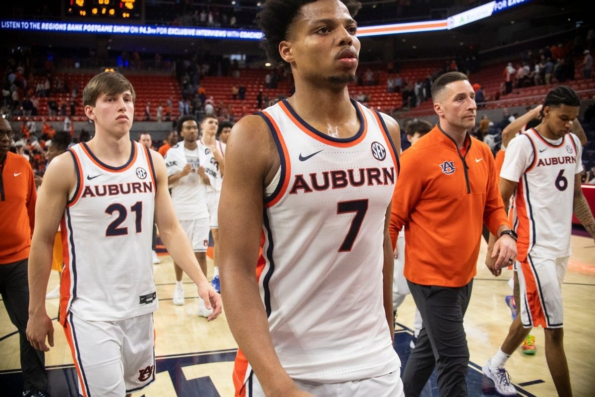 Auburn Tigers forward Keyshawn Hall (7) and head coach Steven Pearl leave the court as Auburn Tigers take on Alabama Crimson Tide at Neville Arena in Auburn, Ala. on Saturday, Feb. 7, 2026. Alabama Crimson Tide defeated Auburn Tigers 96-92.