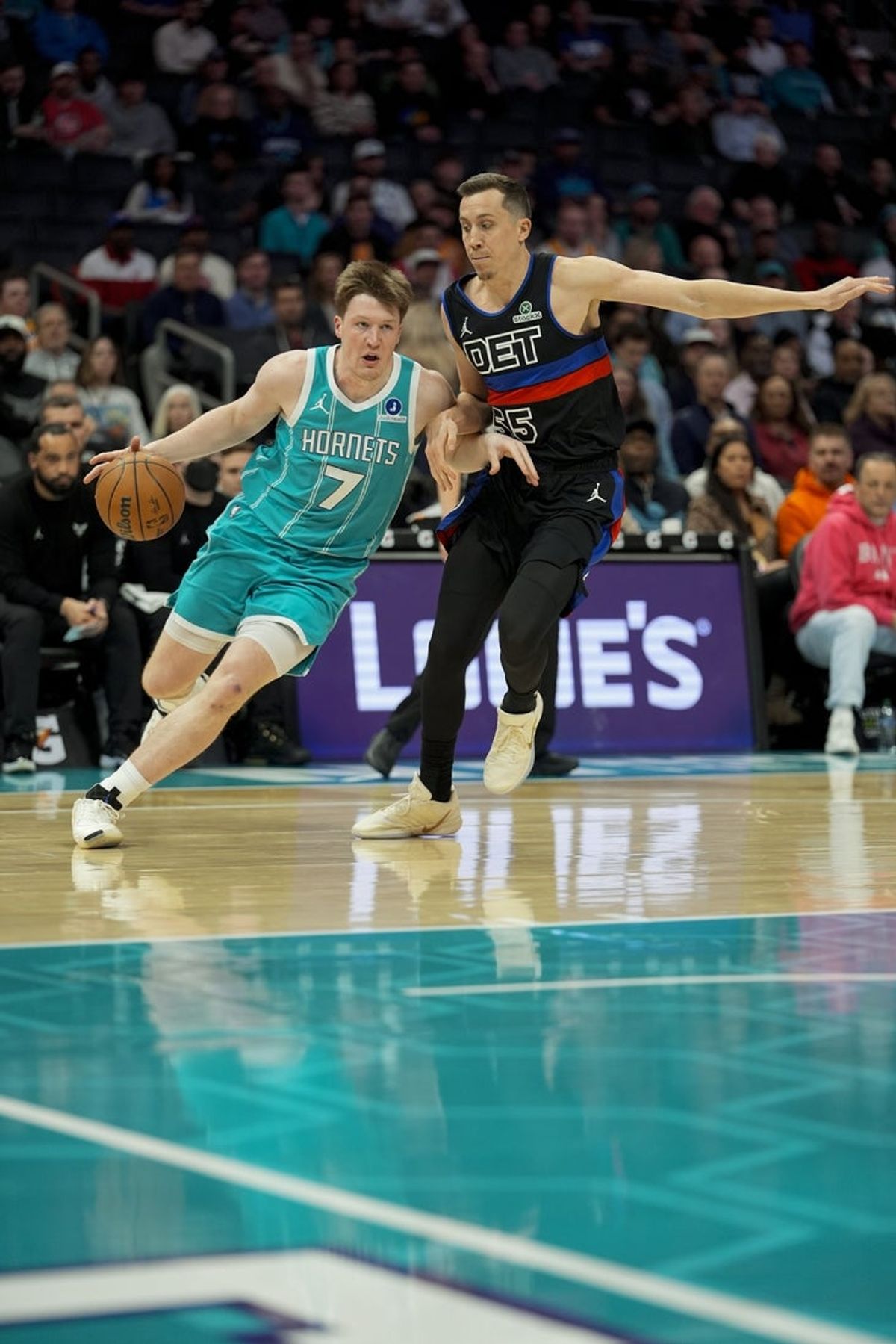 Feb 9, 2026; Charlotte, North Carolina, USA; Charlotte Hornets guard/forward Kon Knueppel (7) goes to the basket against Detroit Pistons forward Duncan Robinson (55) during the first quarter at Spectrum Center. Mandatory Credit: Jim Dedmon-Imagn Images