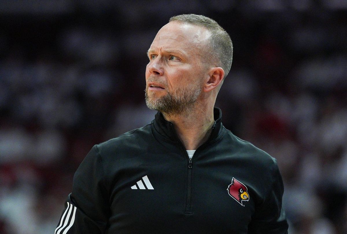 Louisville Cardinals head coach Pat Kelsey during the Cards win over the N.C. State Wolfpack 118-77 at the KFC Yum! Center in downtown Louisville February 9, 2026.