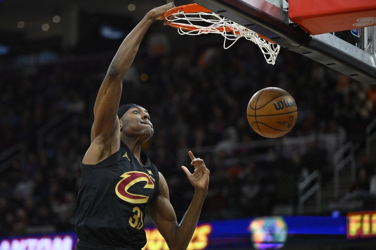 Feb 11, 2026; Cleveland, Ohio, USA; Cleveland Cavaliers forward Nae'Qwan Tomlin (35) dunks in the fourth quarter against the Washington Wizards at Rocket Arena. Mandatory Credit: David Richard-Imagn Images