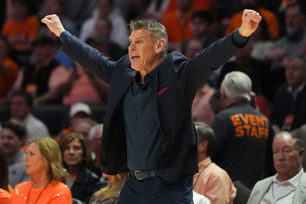 Oklahoma basketball coach Porter Moser during the NCAA college basketball game against Tennessee on Feb. 18, 2026, in Knoxville, Tennessee.