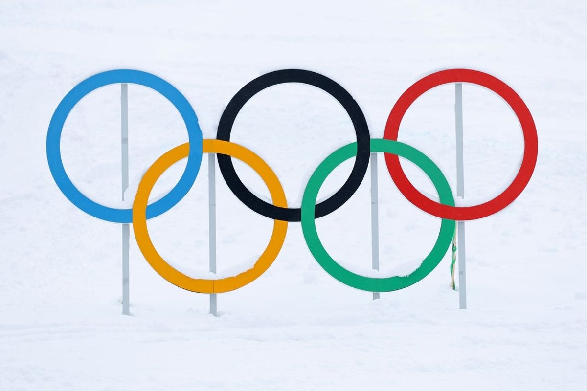 19 de fevereiro de 2026; Bormio, Itália; Uma visão geral dos anéis olímpicos durante a cerimônia de medalhas do esqui de montanhismo masculino durante os Jogos Olímpicos de Inverno de Milão Cortina 2026, no Centro de Esqui Stelvio. Crédito obrigatório: Nathan Ray Seebeck-Imagn Images